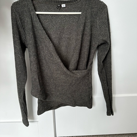 Women’s low cut long sleeve - size medium - Picture 4 of 4